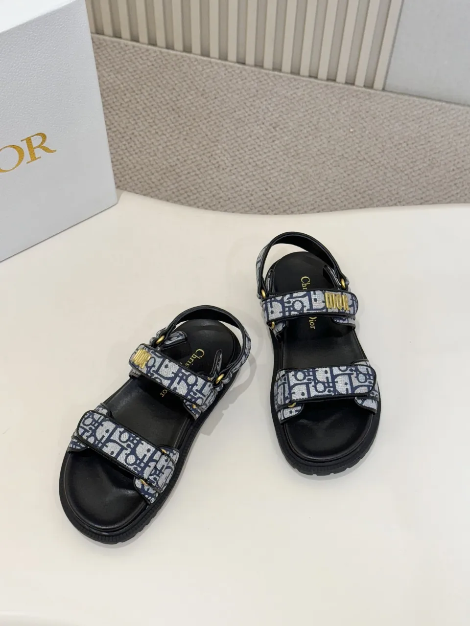👟👟Ex-factory price 500👟👟 These Dioract sandals are carefully made of blue plaid jacquard fabric and other materials, decorated with off-white raffia Oblique print, fashionable and modern. The insole is made of lightweight and comfortable leather that fits the shape of the foot, and is equipped with a Velcro strap. The upper strap is embellished with a gold-finished metal Dior logo, which is more refined. Can be matched with various styles to show modern style. . Help surface material: fabric. Dior signature in gold-finish metal. 2 adjustable Velcro straps. Leather insole that fits the shape of the foot, soft and lightweight texture, EVA notch sole decorated with Christian Dior's lucky star symbol Made in Italy Code number: 35--42 (41 42 customized, non-refundable)